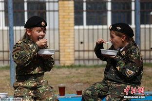 台军官情侣吃瓜,揭秘军中恋情背后的故事